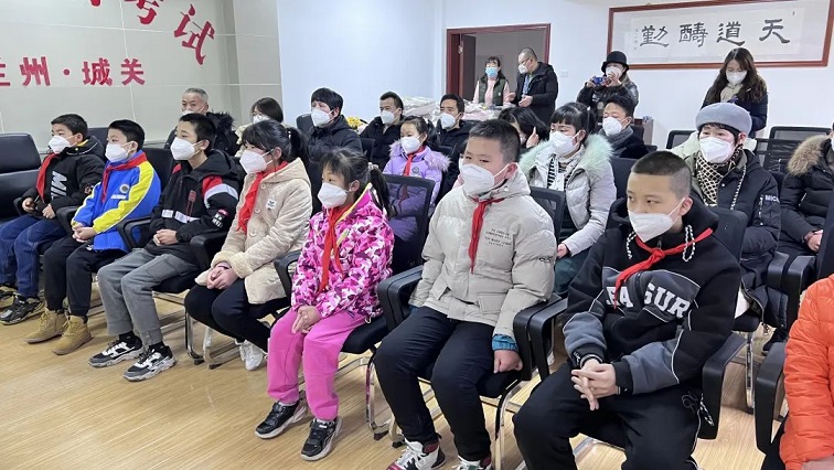 甘肃爱尔眼视光医院暖冬行动送温情 点滴关EYE助成长(图3)