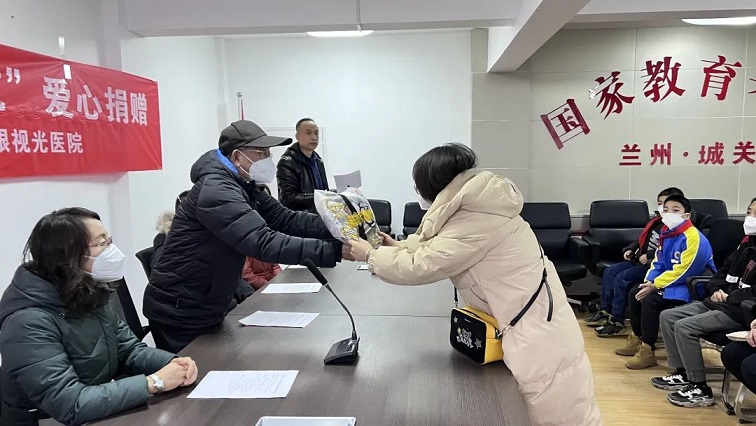 甘肃爱尔眼视光医院暖冬行动送温情 点滴关EYE助成长(图4)