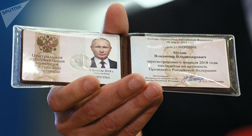 普京获颁总统候选人参选证书（图源：俄罗斯卫星网）