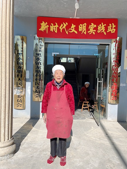 铜仁仁爱眼科医院百岁老人实施白内障手术，一年后视力依然清晰(图1)