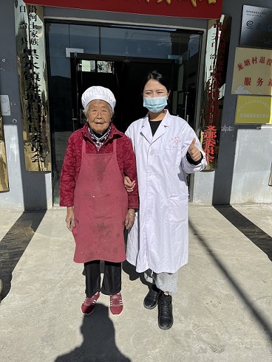 铜仁仁爱眼科医院百岁老人实施白内障手术，一年后视力依然清晰(图2)