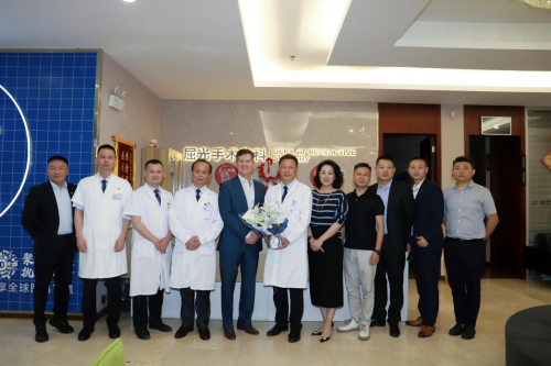 贵阳首站—STAAR Surgical公司副总裁访问贵阳爱尔眼科医院(图1)