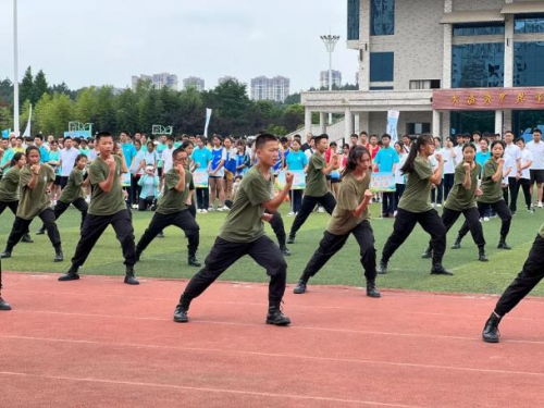2023年遵义市“爱尔眼科杯”中小学师生路跑接力赛在遵义四中隆重举行(图5)