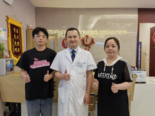 同一个摘镜梦丨时隔9年的信赖，母子二人先后在贵阳爱尔摘镜(图1)