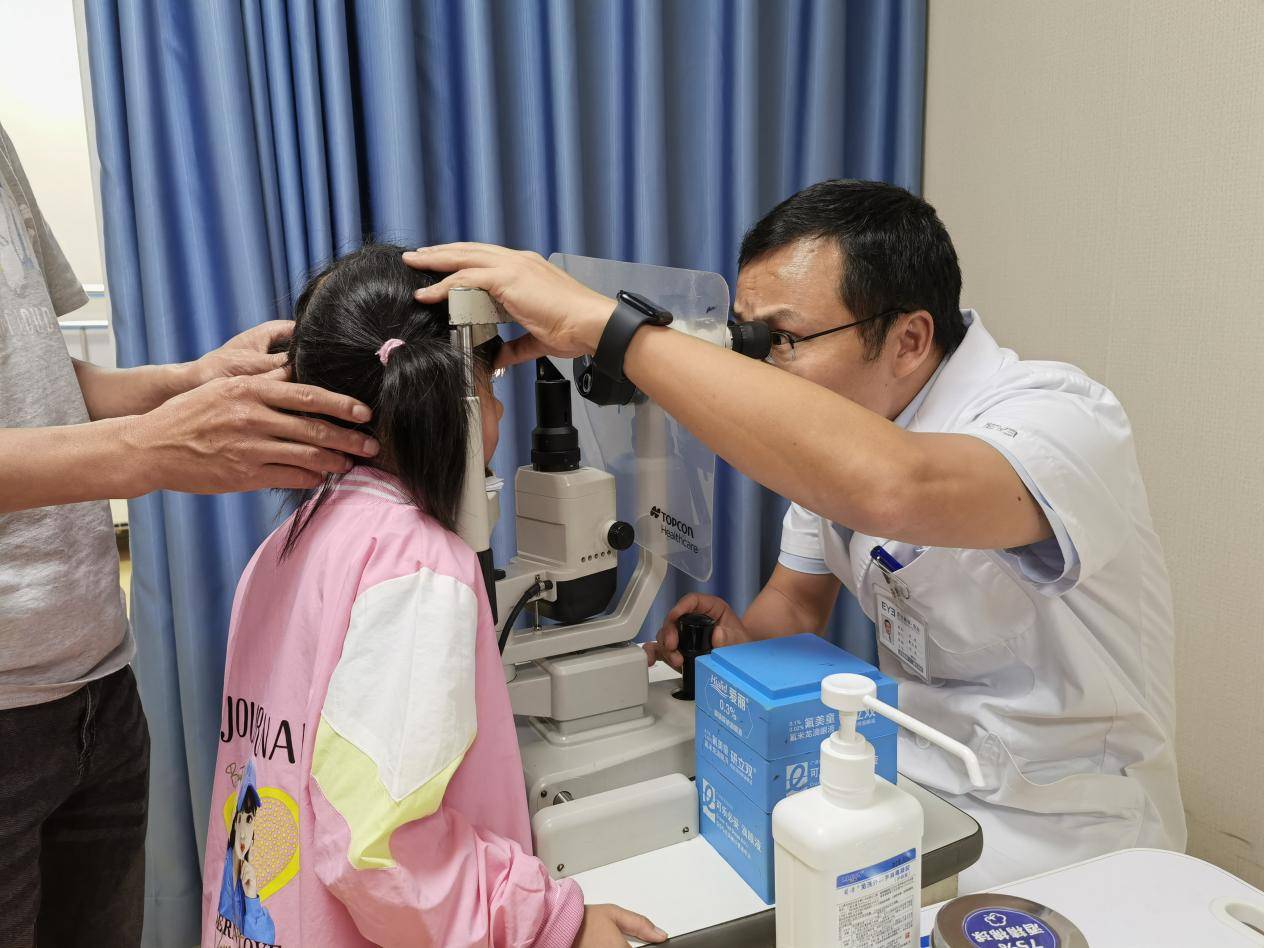 姐弟二人患先天性白内障，贵阳爱尔提醒：早期手术是关键 (图1)