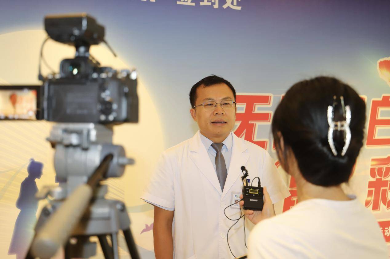 无刀飞白 “晶”彩七夕 贵阳爱尔开展大型眼健康知识科普及义诊活动 (图5)