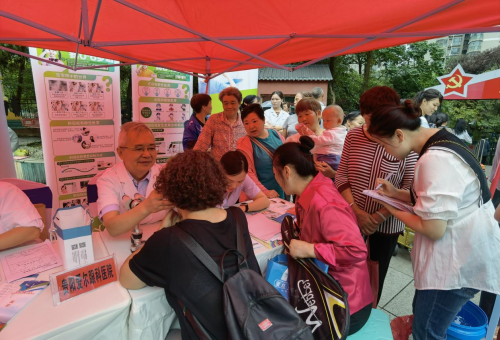 预防先天残疾-守护美好未来贵阳爱尔为市民朋友进行眼健康义诊(图3)