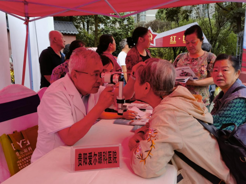 预防先天残疾-守护美好未来贵阳爱尔为市民朋友进行眼健康义诊(图4)
