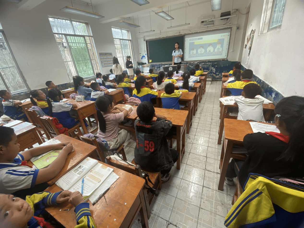 “眼健康科普进校园”—贵阳爱尔在贵阳市四所学校开展活动(图2)