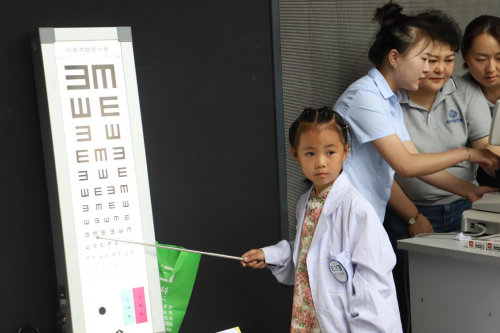 实践助学习 爱眼促健康 贵阳爱尔眼科医院在贵州省科技馆开展“小小眼科医生”活动(图4)