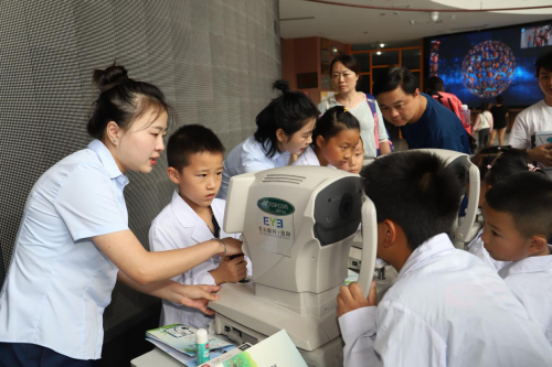 实践助学习 爱眼促健康 贵阳爱尔眼科医院在贵州省科技馆开展“小小眼科医生”活动(图3)