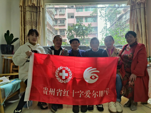 情暖重阳丨贵州省红十字爱尔眼库对遗体（角膜）捐献者家庭进行走访慰问(图1)