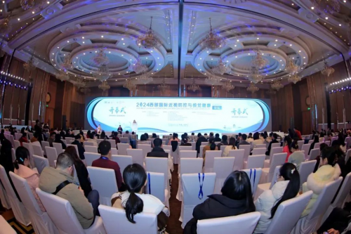 甘肃爱尔眼视光医院盛迅伦教授受邀参加“2024西部国际近视防控与视觉健康论坛”并主持大会(图1)