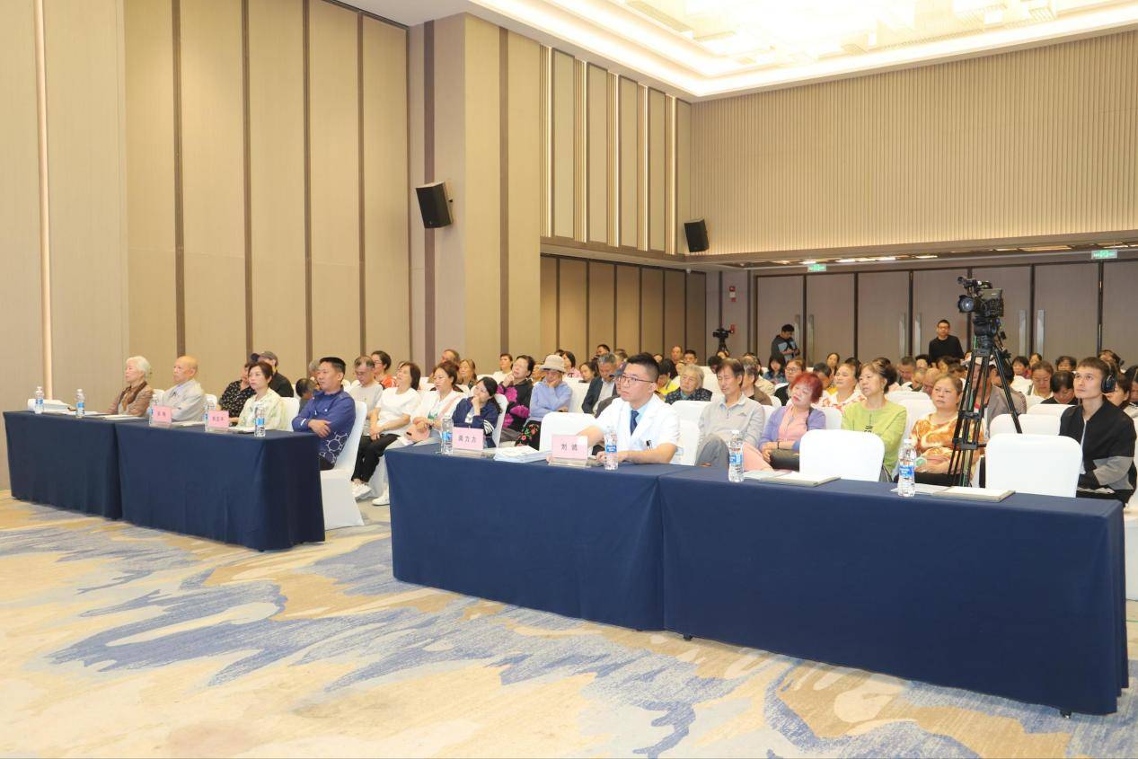 呵护眼健康，一年一眼检 全国“爱眼日”：贵阳爱尔眼科开展眼健康科普讲座与义诊活动(图3)