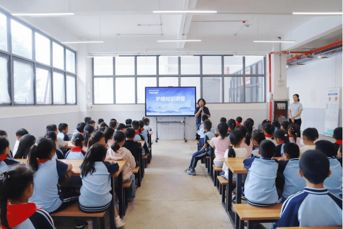 近视防控宣传教育月丨贵阳爱尔眼科医院近视防控讲座进校园 (图1)